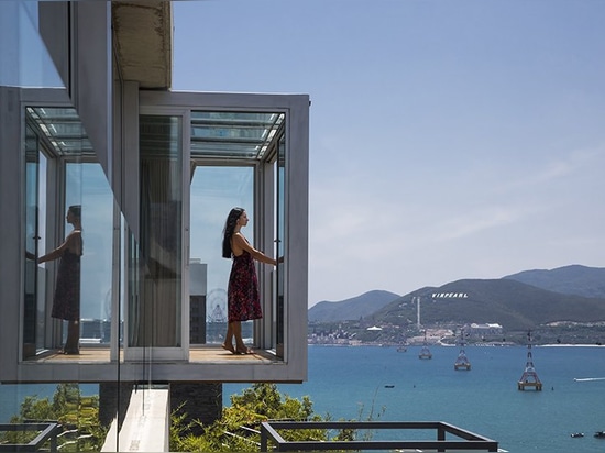 La villa des architectes de MM++ au Vietnam emploie le bungalow en verre escamotable pour la vue d'océan unique