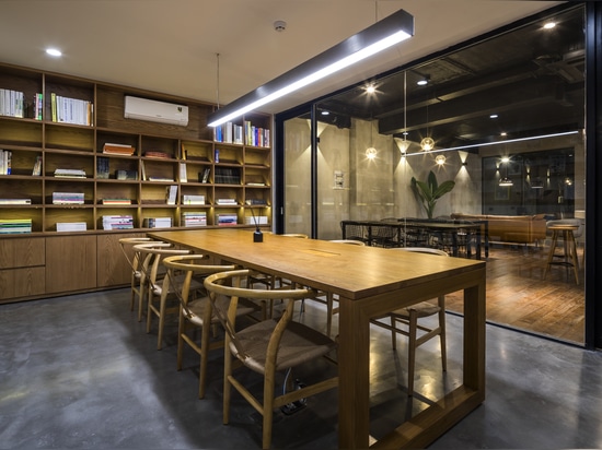 Bureau de Publik dans des architectes de SAIGON/Sanuki Daisuke