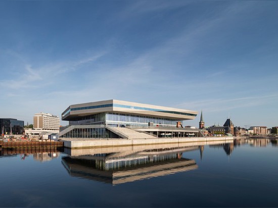 le marteau Lassen de Schmidt indique la vaste bibliothèque polygonale par le riverbank au Danemark
