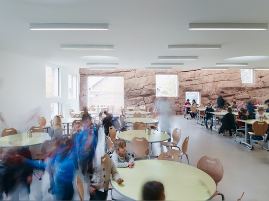 le restaurant d'école est un hybride entre la caverne et la maison d'arbre