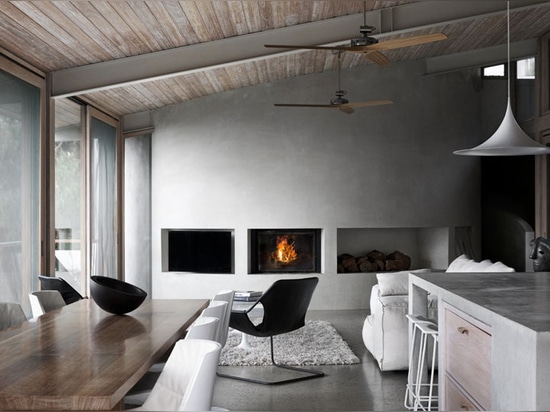 Chambre de plage en bois et en béton donnant sur l'océan