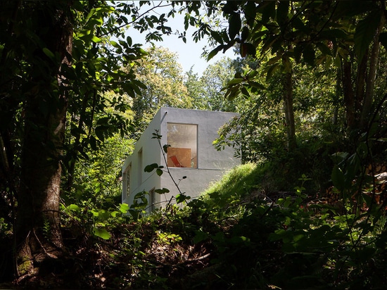 La Chambre géométrique de Forja de Pablo Pita se niche parmi des arbres en vallée portugaise