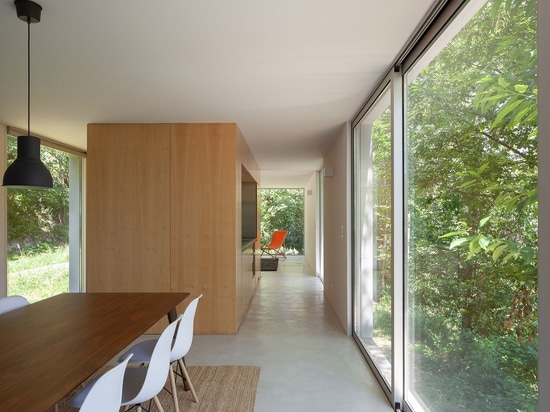 La Chambre géométrique de Forja de Pablo Pita se niche parmi des arbres en vallée portugaise