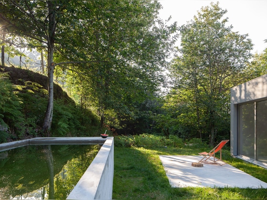 La Chambre géométrique de Forja de Pablo Pita se niche parmi des arbres en vallée portugaise