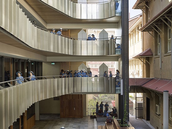 l'oreillette centrale ouverte permet des interactions d'étudiant à travers tous les planchers