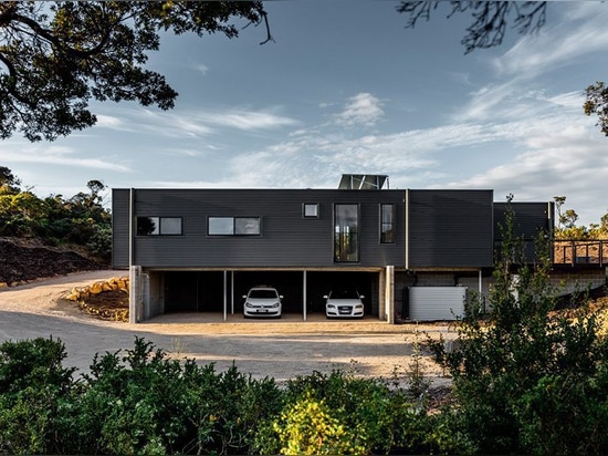 La maison de plage préfabriquée de Saint Andrews par prêt à l'emploi est nichée entre les dunes de sable de Victoria