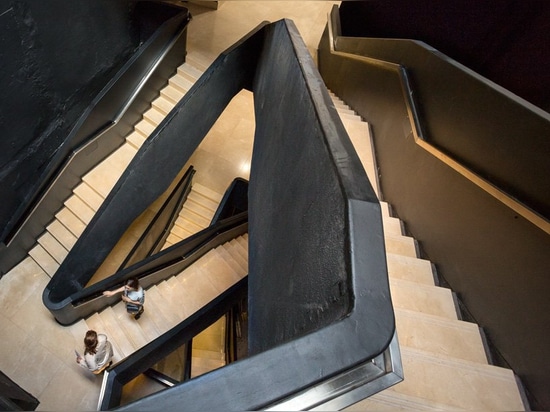 l'escalier sculptural relie le musée MSGSSS-rénové de l'art moderne à Buenos Aires