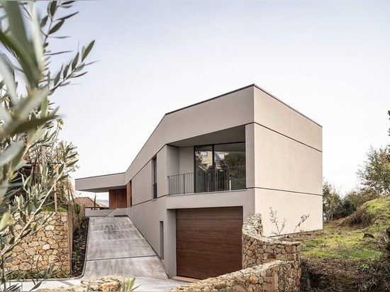 les martins de Paulo construit la maison du GR des formes irrégulières au Portugal