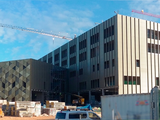 LE PANNEAU DE HIANSA PARTICIPE AUX FAÇADES DU NOUVEL HÔPITAL DE QUIRÓN DANS CÓRDOBA (ESPAGNE)