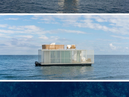 Ce bateau-maison a été conçu avec les lamelles verticales qui permettent la lumière dedans tout en maintenant l'intimité