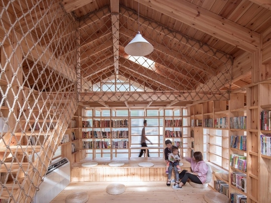 La bibliothèque dans Liangjiashan est élevée sur des échasses pour créer une place couverte