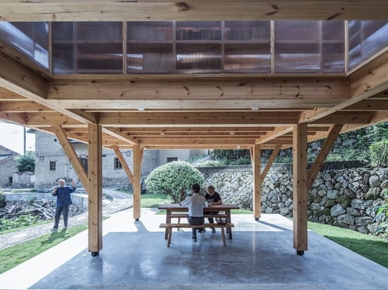 La bibliothèque dans Liangjiashan est élevée sur des échasses pour créer une place couverte