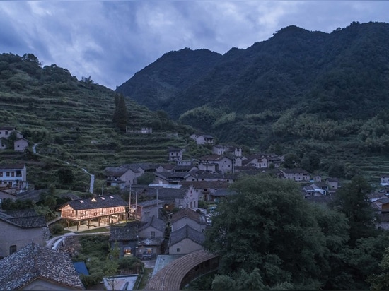 La bibliothèque dans Liangjiashan est élevée sur des échasses pour créer une place couverte