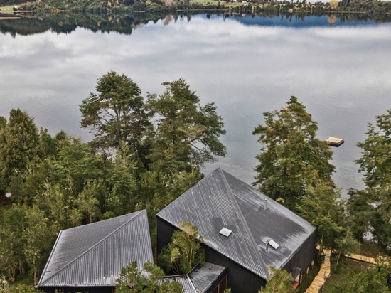 La maison chilienne de lac est coupée en deux volumes habillés de bois de construction