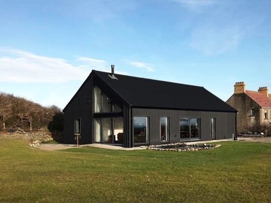 Le cottage plaqué de métal d'Eco met une rotation moderne sur l'architecture rurale irlandaise