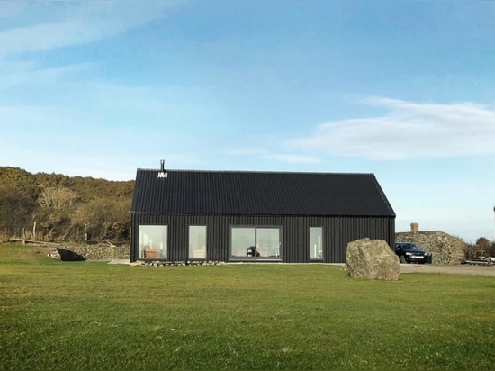 Le cottage plaqué de métal d'Eco met une rotation moderne sur l'architecture rurale irlandaise