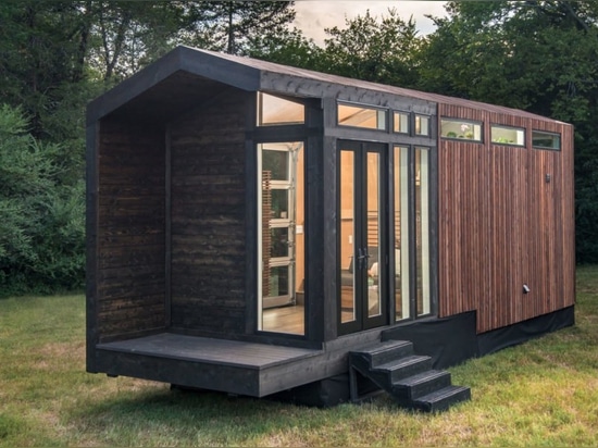 Cette maison minuscule luxueuse est actionnée par le soleil californien du sud