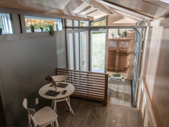 Cette maison minuscule luxueuse est actionnée par le soleil californien du sud