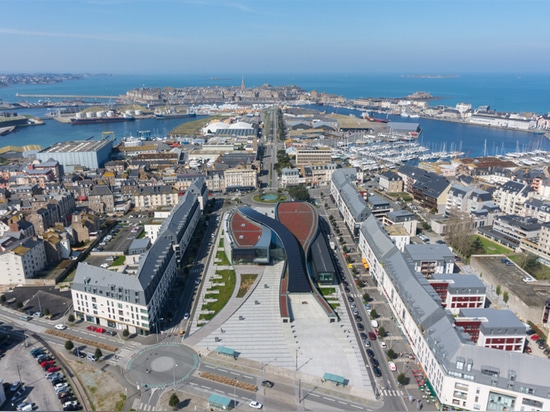 le bâtiment exprime la franchise, un geste inspiré par la proximité du bord de la mer