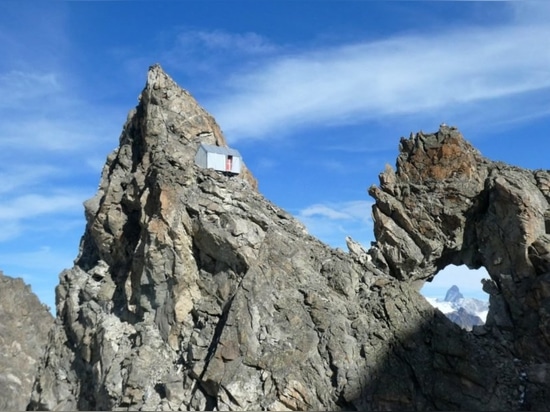 Un bivouac est légèrement été perché sur une crête rocheuse des Alpes italiens