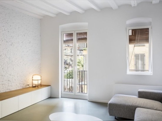 L'appartement historique est remis en état dans une maison lumineuse et moderne à Barcelone