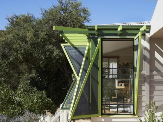 Un vieux bureau de poste est rené comme maison de plage lumineuse et fraîche