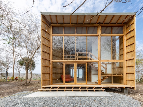 Emilio López construit la maison avec la forme de noeud papillon en Equateur côtier