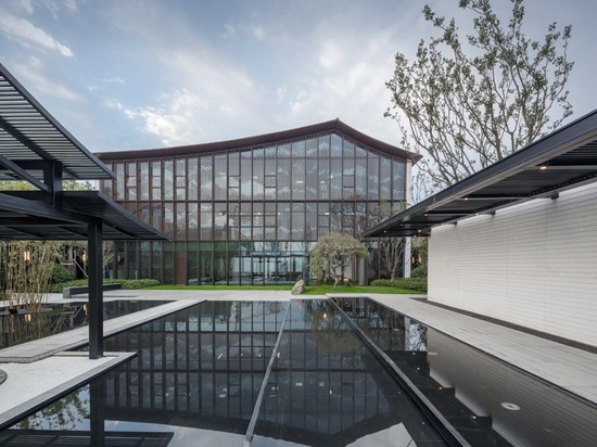 les architectes de lacime reflète le centre de loisirs de Suzhou dans les piscines de l'eau dans la porcelaine