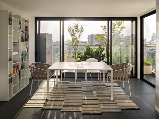 cet appartement de vacances à Tel Aviv comporte la terrasse ouverte de dessus de toit avec la douche là-dessus