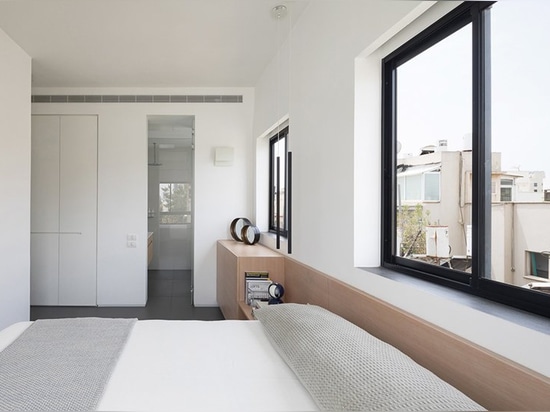 cet appartement de vacances à Tel Aviv comporte la terrasse ouverte de dessus de toit avec la douche là-dessus