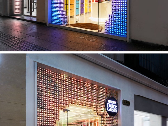 3 000 capsules de café avec les lumières programmables de LED ont été employées pour créer cette façade au détail