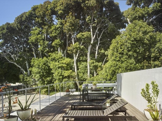 Le studio de la LA de Maxwell Starkman moderniste de la moitié du siècle a converti en architecte de bureau d'ici 1100