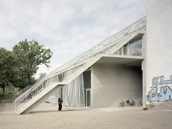 Les maisons en terrasse innovatrices partagent les grands espaces extérieurs à Berlin