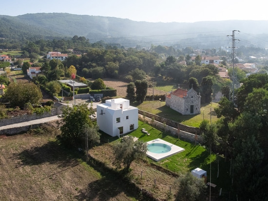 Guilherme Machado Vaz conçoit la maison blanche géométrique en tant que « sculpture abstraite »