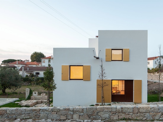 Guilherme Machado Vaz conçoit la maison blanche géométrique en tant que « sculpture abstraite »