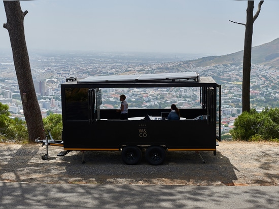 La cosse de nova est un bureau de Co-travail à énergie solaire sur des roues