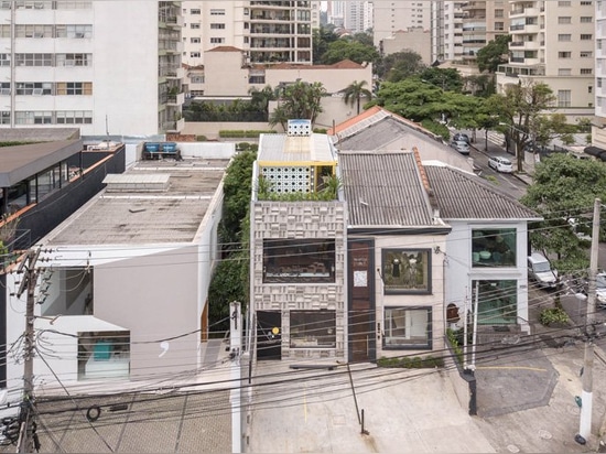 le debaixo font le bloco accomplit la galerie d'art de Paulo de são avec la façade des blocs de béton fondus d'avance