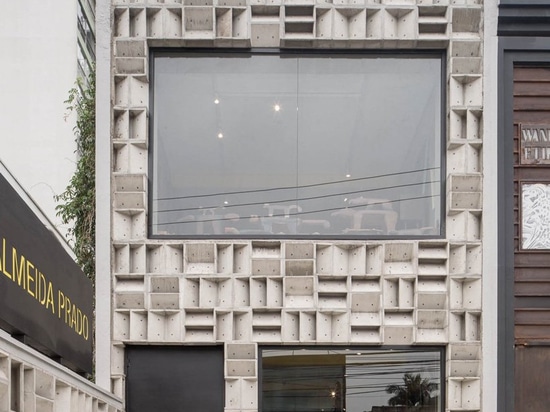 le debaixo font le bloco accomplit la galerie d'art de Paulo de são avec la façade des blocs de béton fondus d'avance