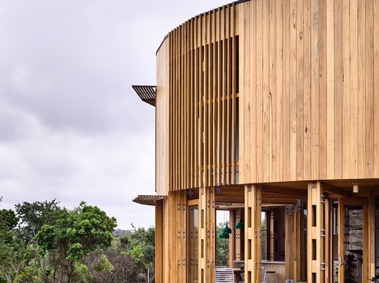 la maison de plage circulaire des maynard d'Austin est isolée parmi les dunes côtières de l'australie