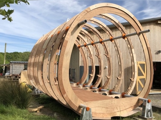 la cabane dans un arbre de Plat-paquet offre « la région sauvage extrême » glamping avec une empreinte de pas légère