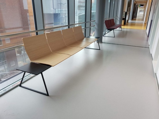 Banc de BILDU au centre de soins de santé de Kalasatama (Finlande).