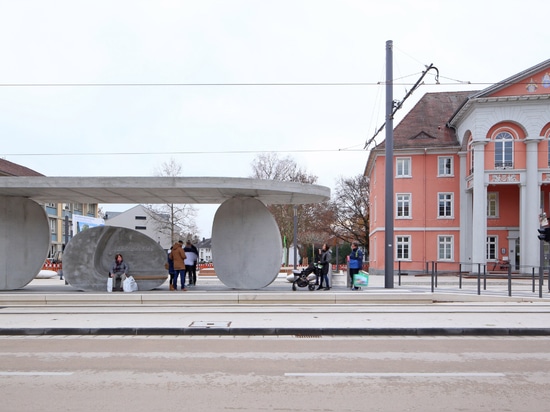 J Mayer H crée l'arrêt international de tram de la pile de disques concrets