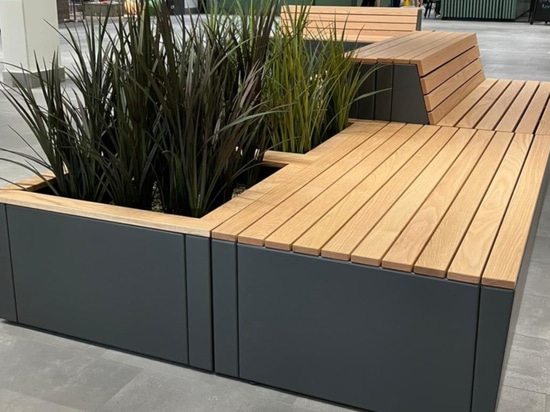 Style et développement durable dans un centre commercial : confort et design avec les bancs Garda à Dortmund