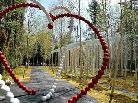 le kuma de kengo combine les troncs et le verre d'arbre pour la chapelle de mousse de bouleau au Japon