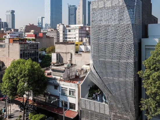 immeuble de bureaux mexicain de clads d'architectes de belzberg dans la façade perforée d'acier au carbone