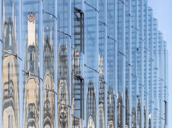 Restauration en verre de ondulation de “samaritaine de La” de serre-livres de la façade de SANAA à Paris