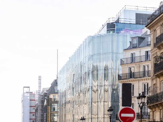 Restauration en verre de ondulation de “samaritaine de La” de serre-livres de la façade de SANAA à Paris