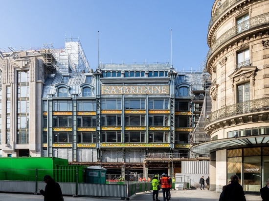 Restauration en verre de ondulation de “samaritaine de La” de serre-livres de la façade de SANAA à Paris