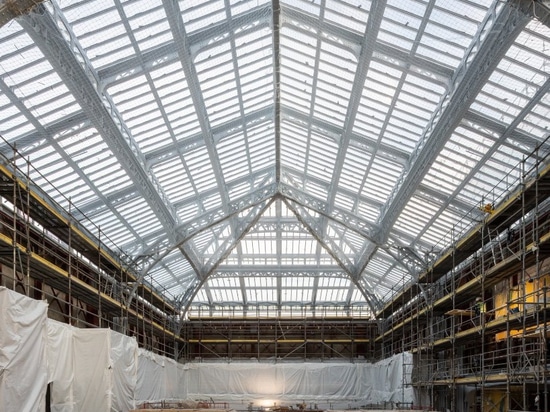 Restauration en verre de ondulation de “samaritaine de La” de serre-livres de la façade de SANAA à Paris