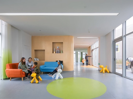 le complexe de jardin d'enfants à Changhaï par la masse de bureau est formé comme le symbole d'infini